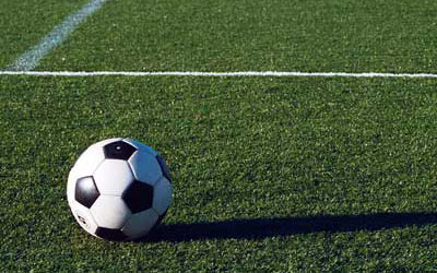 Футбол (англ. football, «ножной мяч»). В настоящее время самый популярный и массовый вид спорта в мире.
